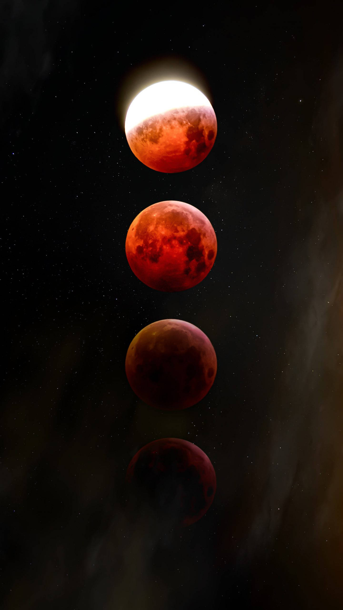 黑紅色月食四階段 壁紙 — 四個血月垂直堆疊在星光燦爛的宇宙背景上，散發著深紅和橙色的光芒。