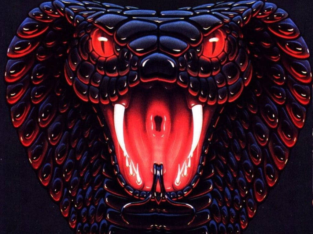一條帶有發光紅眼和毒牙張開的威脅性姿勢的黑眼鏡蛇。