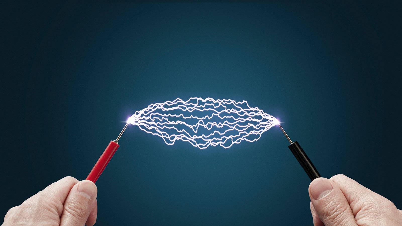 在實驗室環境中，手握住探針產生電弧。