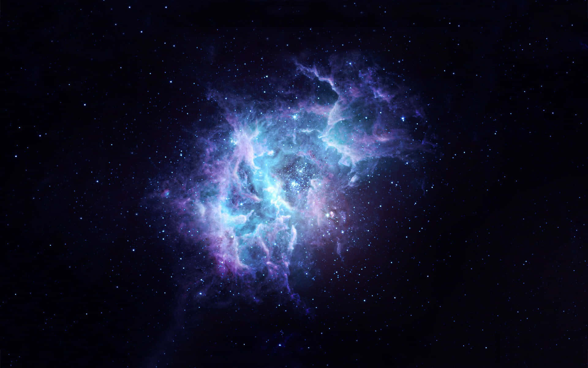 在夜空中被遙遠恆星環繞的發光藍紫色星雲。