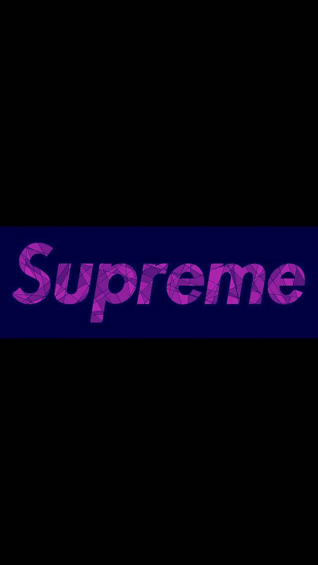 黑色背景上藍色條中的紫色幾何風格Supreme標誌。