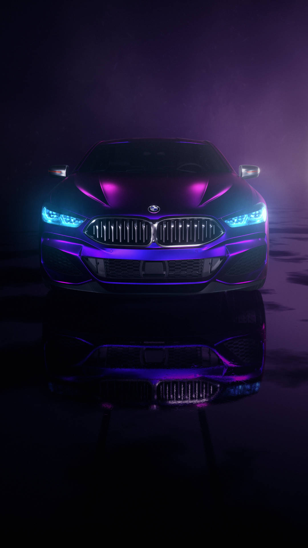 一輛發光的紫色BMW汽車，藍色車頭燈在夜間反射在潮濕的地面上。