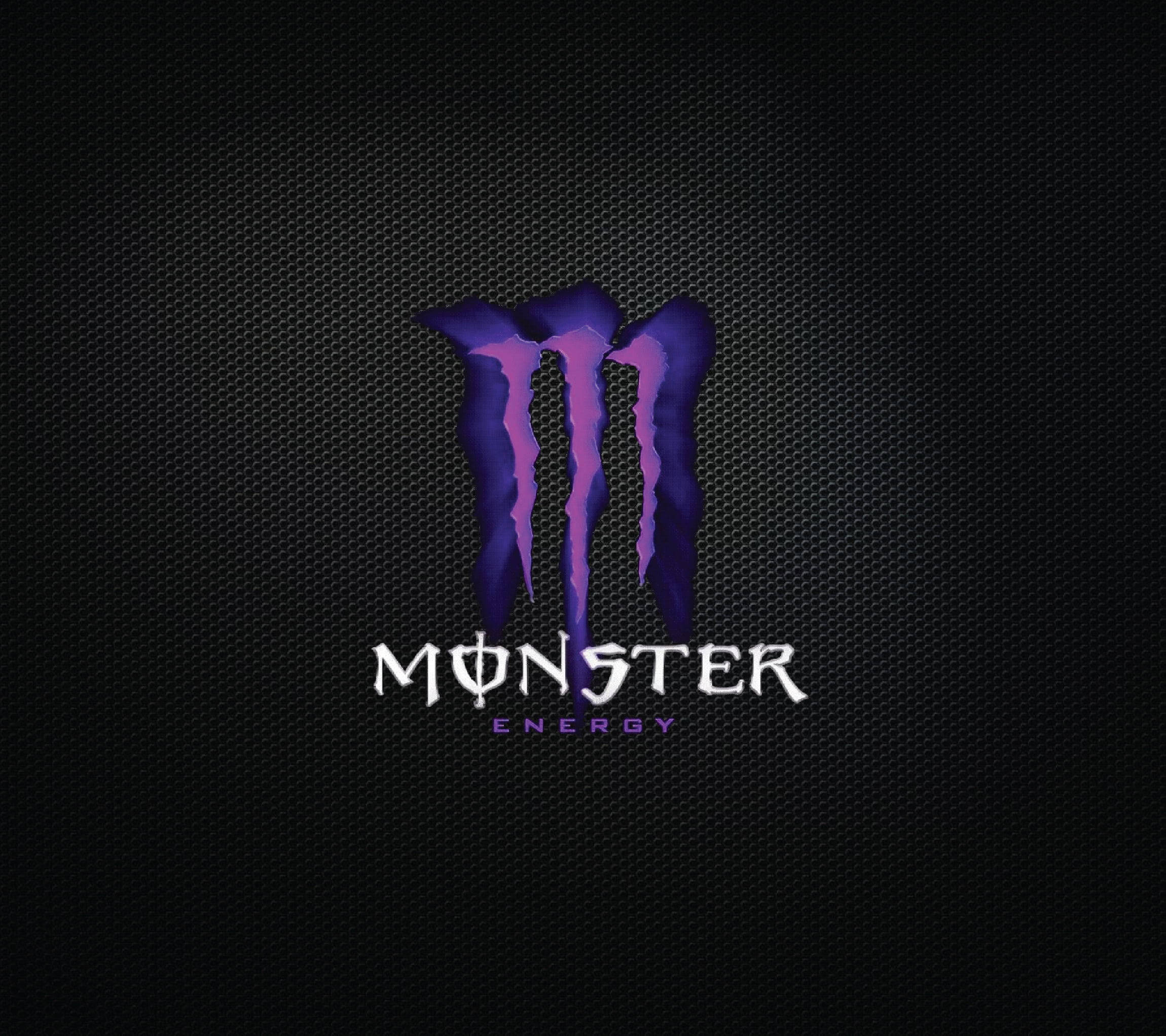 黑紫風格 Monster 能量標誌 壁紙 — 發光的紫色Monster Energy標誌在深色紋理六邊形背景上脫穎而出。