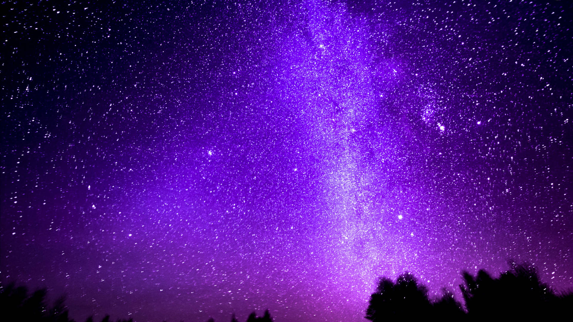 黑紫風格星夜 壁紙 — 一個令人屏息的紫色夜空，充滿閃爍的星星和發光的銀河核心，在黑暗的樹木剪影之上。