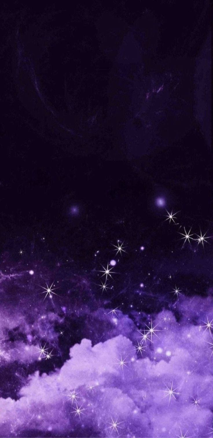 黑紫風格星雲雲層 壁紙 — 充滿活力的紫色雲朵在閃爍著天體光芒的星空下飄移。