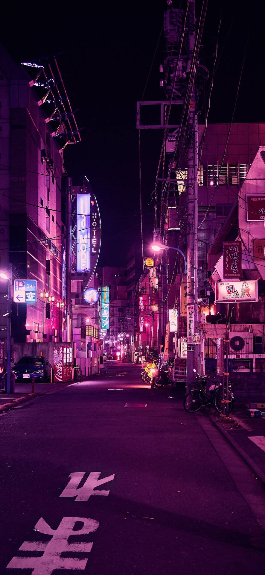 夜晚霓虹燈照亮的城市小巷，有發光的招牌和停放的滑板車。
