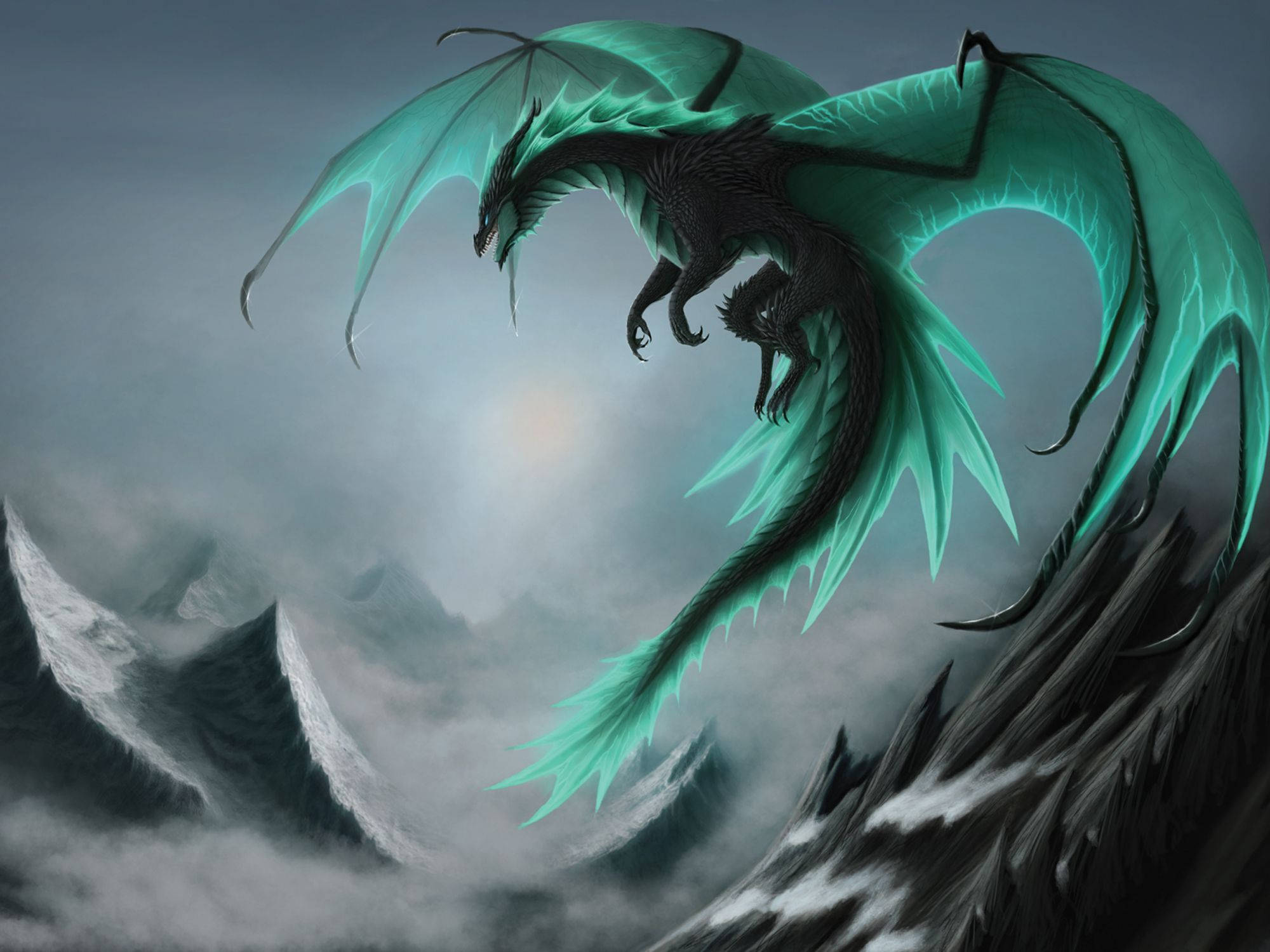 黑綠地龍 壁紙 — 一隻雄偉的黑色龍，擁有發光的青綠色翅膀，在籠罩著薄霧的雪山之上翱翔。