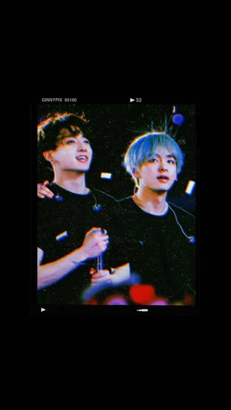 黑膠電影風 Taekook BTS 壁紙 — 兩名擁有鮮豔髮色的年輕男子在彩色燈光下以顆粒狀電影美學在舞台上表演。