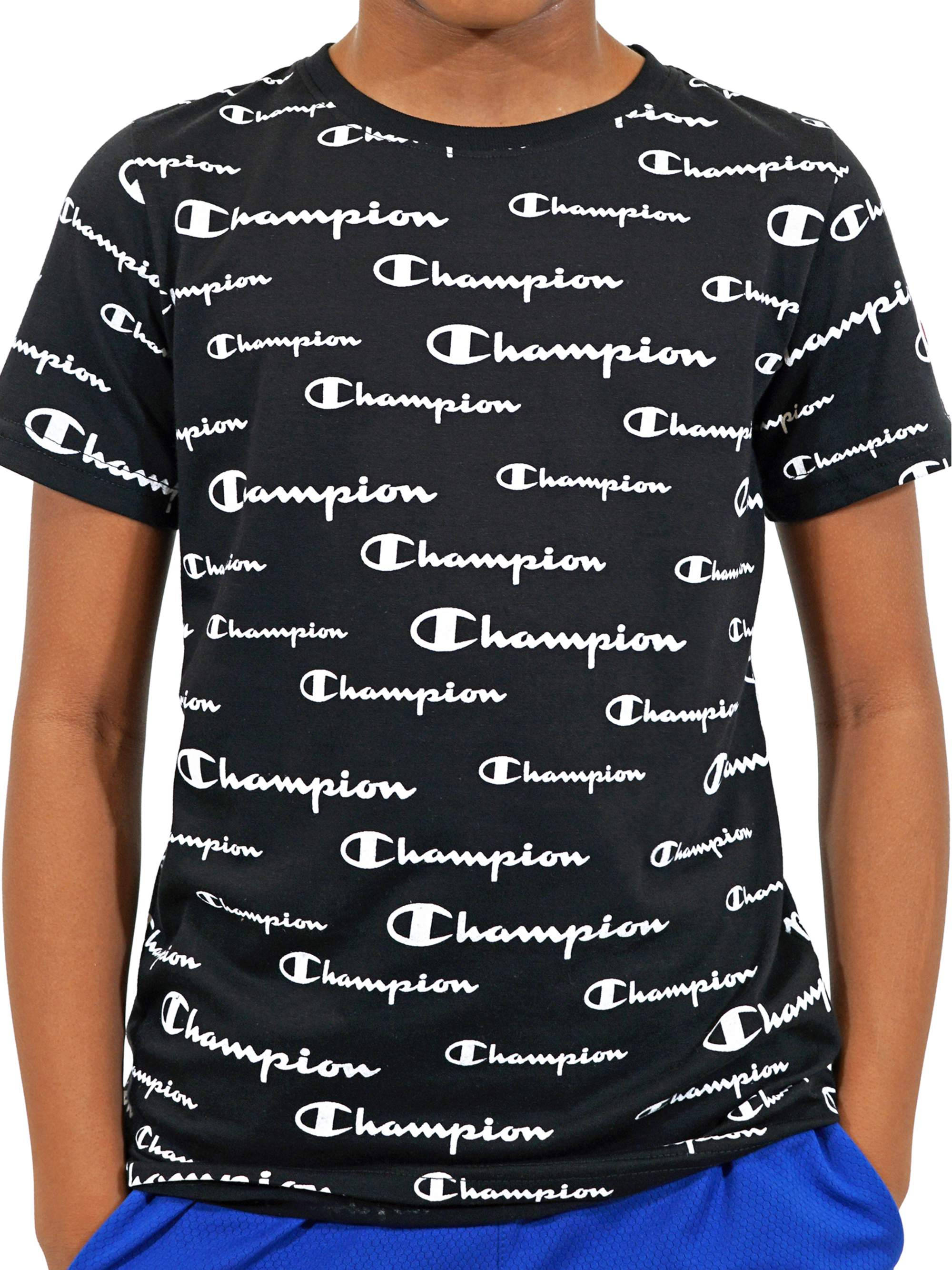 黑色 Champion 標誌T恤 壁紙 — 一個人穿著一件黑色T恤，上面佈滿重複的白色Champion標誌，背景為純白色。