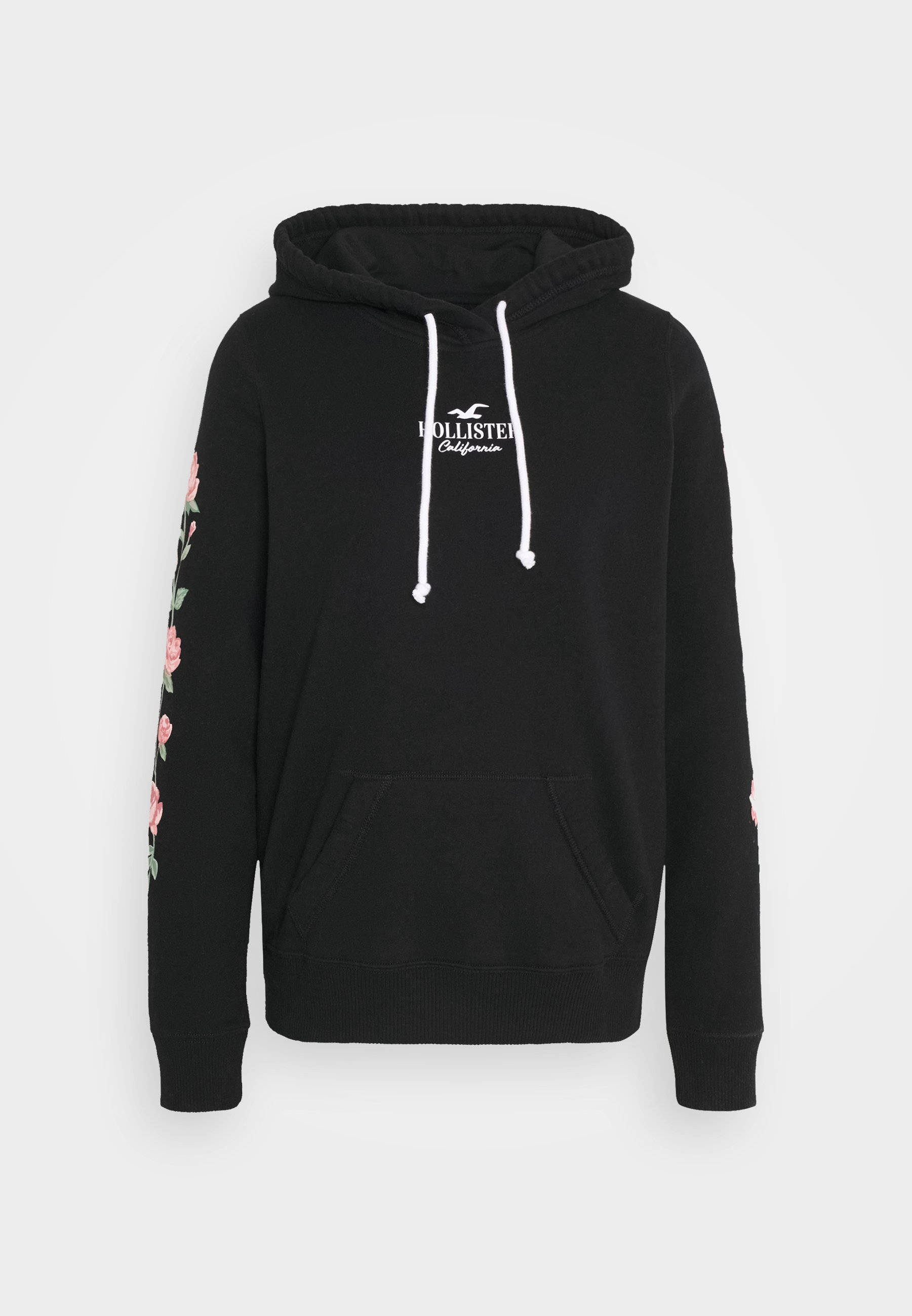 黑色 Hollister 連帽外套 壁紙 — 黑色Hollister連帽衛衣，白色抽繩，袖子上有粉紅色花卉刺繡，背景簡潔。