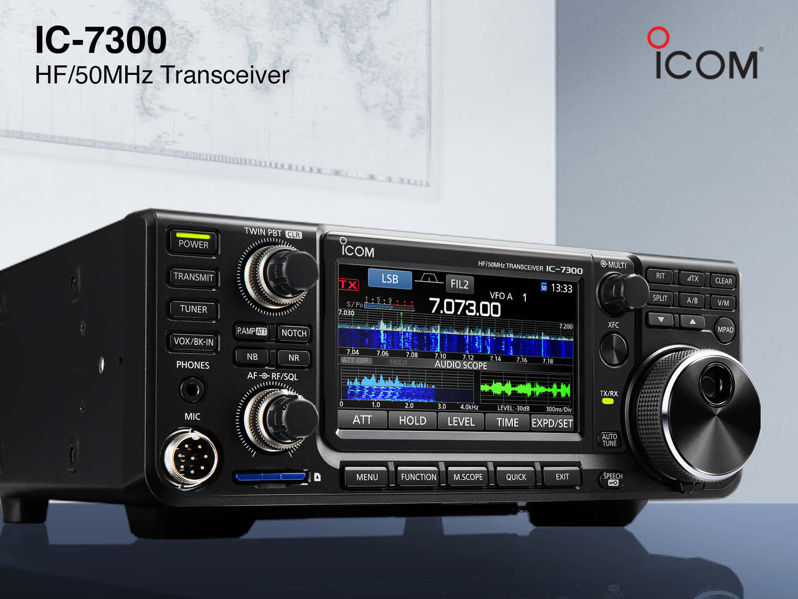 黑色 IC-7300 收發信機 壁紙 — 專業黑色ICOM IC-7300 HF50MHz收發器，帶有照明屏幕，在反光表面上顯示頻率和音頻範圍。