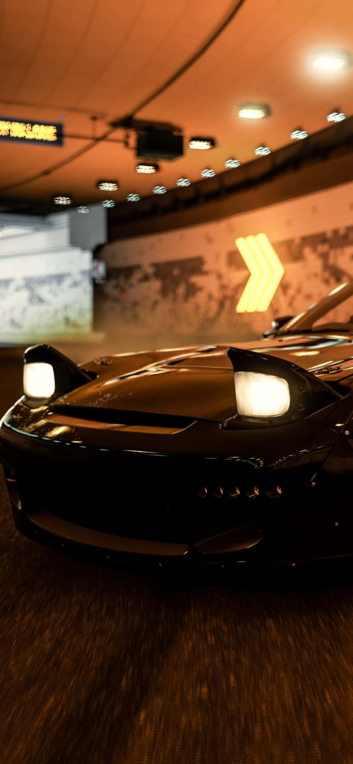 黑色 Mercedes iPhone X Forza Motorsport 7 背景 壁紙 — 一輛時尚的黑色跑車，配備發光的車頭燈，在光線昏暗的隧道中疾馳，隧道內有溫暖的橙色燈光和發光的箭頭標誌。