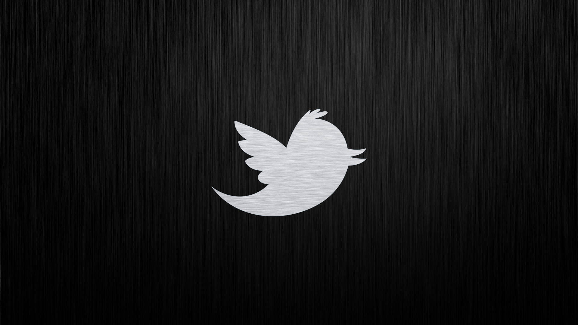 黑色 Twitter 最簡風格 壁紙 — 一個時尚的銀色Twitter鳥標誌，居中在黑色拉絲金屬紋理背景上。