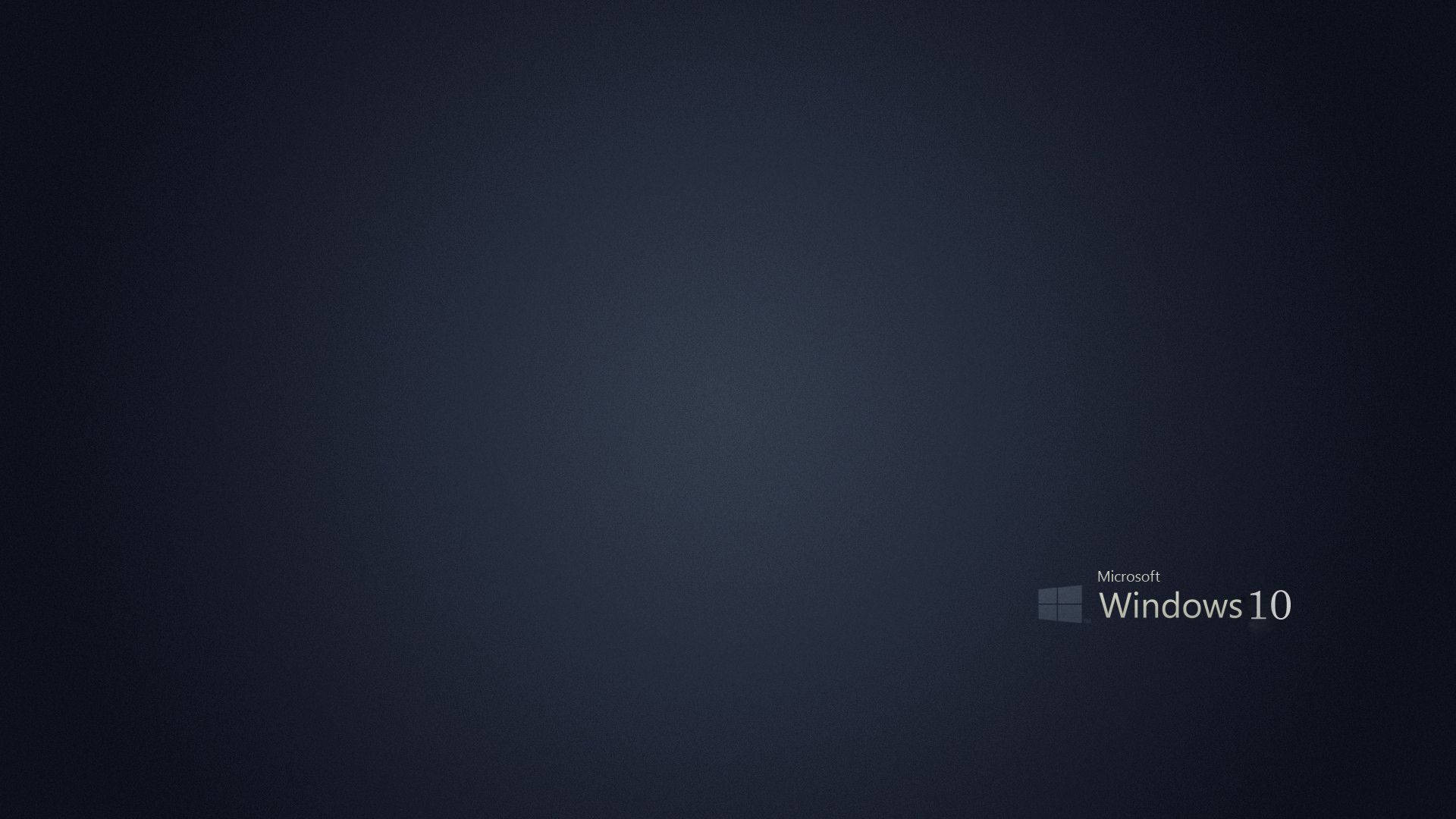 黑色 Windows 10 高清 壁紙 — 一個簡約的深藍色漸變牆紙，右下角有Microsoft Windows 10標誌。