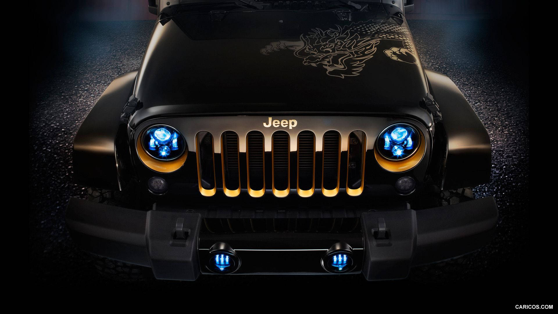 黑色Jeep Wrangler，藍色頭燈和龍形貼紙，黑暗環境