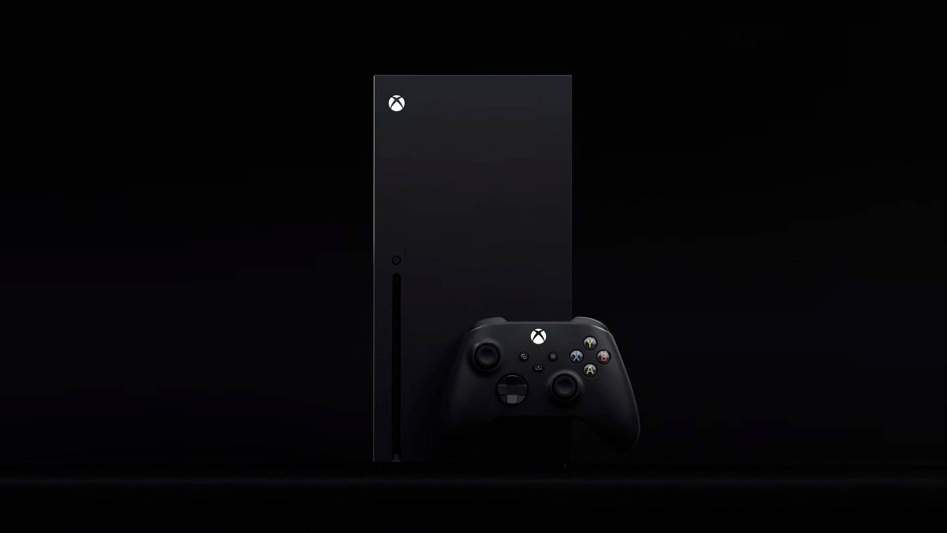 黑色 Xbox Series X 主機和控制器放在黑暗表面上。
