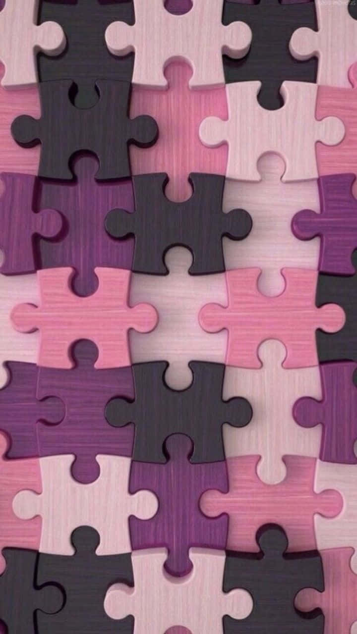 Puzzle Games 桌布 壁紙 — 黑色、粉紅色和紫色的互鎖拼圖塊，帶有木紋紋理，形成無縫的抽象圖案。