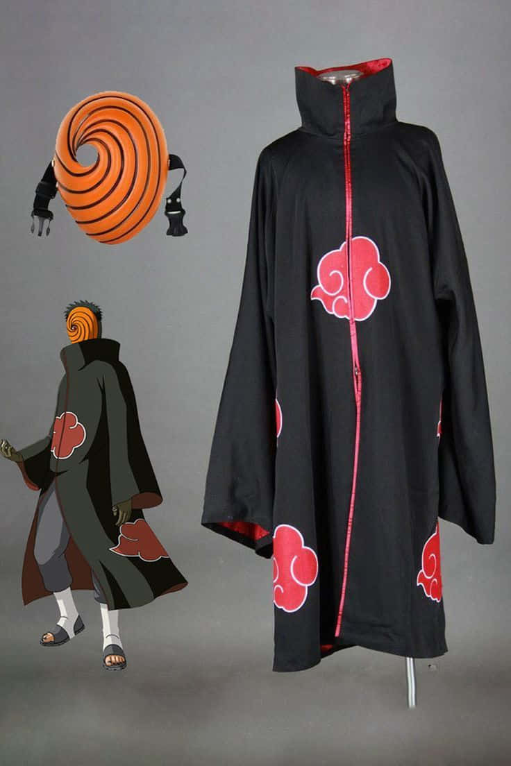 Akatsuki Mask 桌布 壁紙 — 黑色Akatsuki斗篷，帶有紅色雲朵標誌和紅色拉鍊，展示在人體模型上，旁邊有動漫角色插圖和橙色螺旋頭帶。