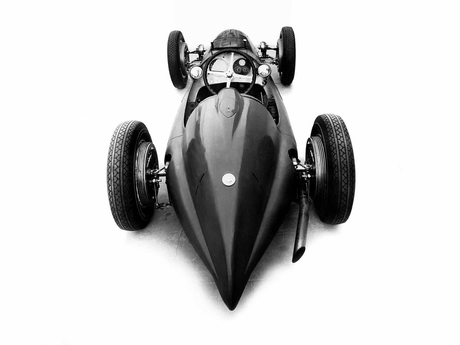 黑色Alfa Romeo車尾尖銳造型iPhone壁紙 壁紙 — 從上方觀看的時尚復古賽車，在純白背景上呈現單色調。