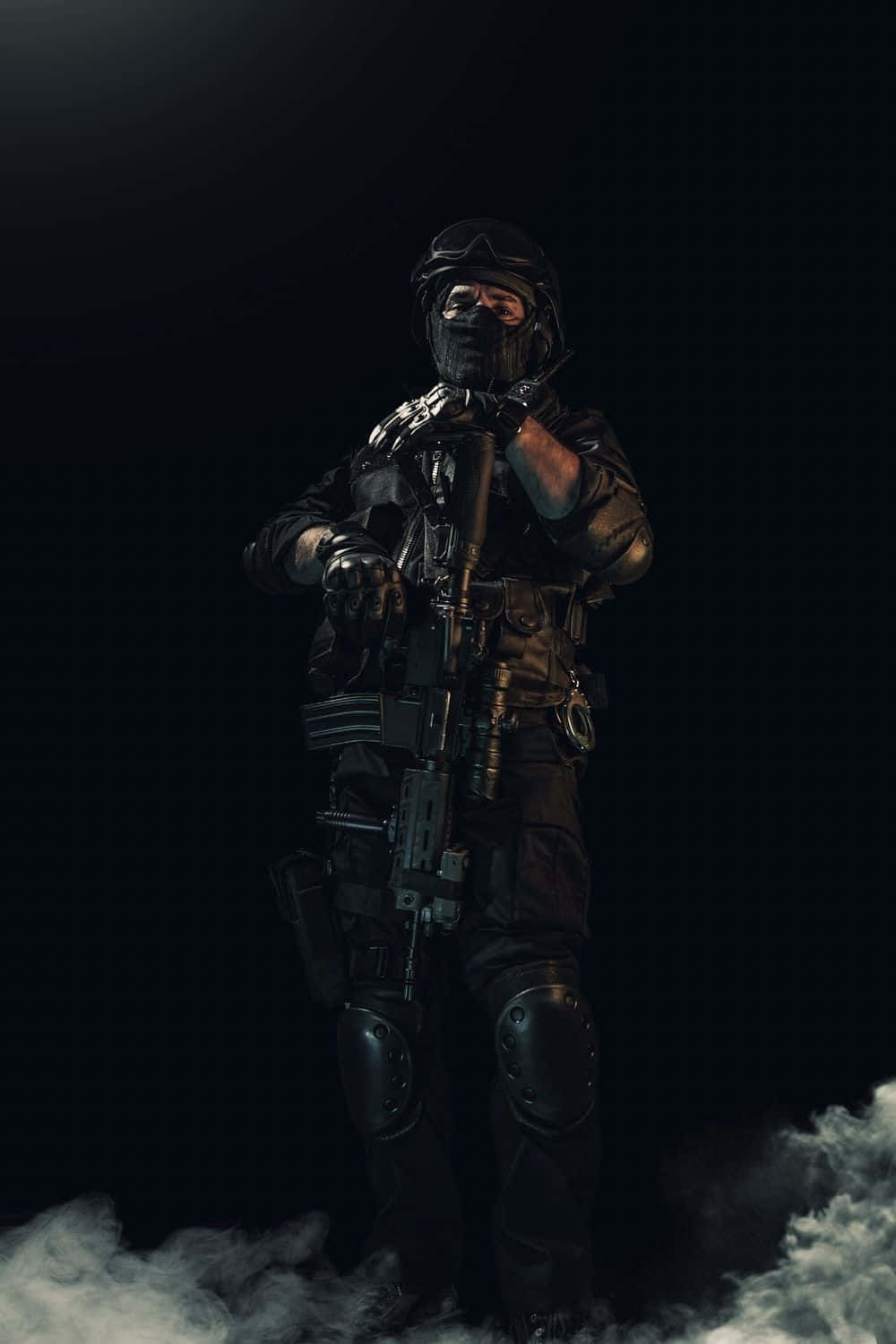 全副武裝的戰術士兵在黑暗背景的煙霧中站立，手持步槍。