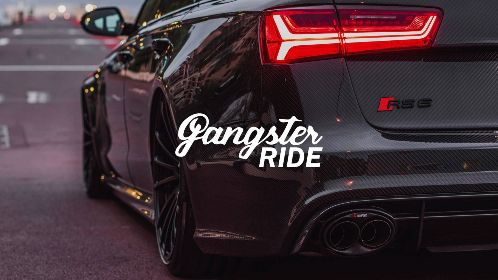 黑色碳纖維奧迪RS6，帶紅色尾燈，停放在黃昏的城市街道上，帶有「Gangster Ride」文字。