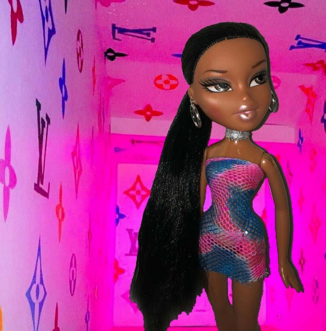 Bratz 公仔穿著閃亮連衣裙，站在 Louis Vuitton 圖案牆前。