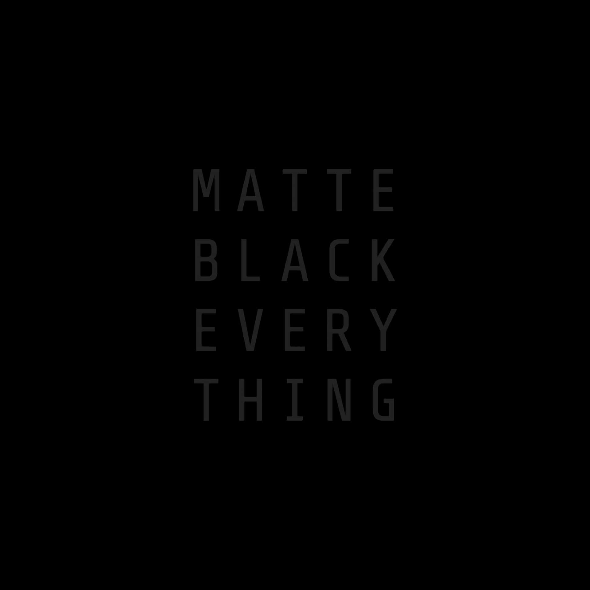 黑色背景上的啞光黑色文字顯示 matte black every thing