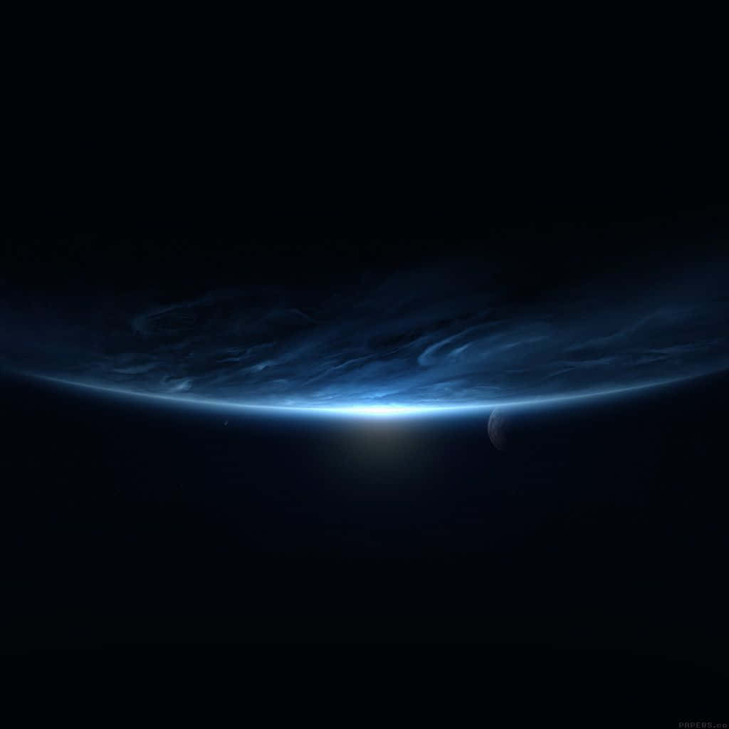 太空中帶有小衛星的藍色發光行星地平線。