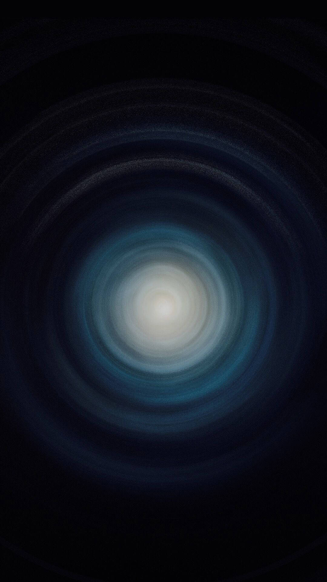 一個旋轉的宇宙漩渦，帶有發光的藍色和白色環，背景為黑色。