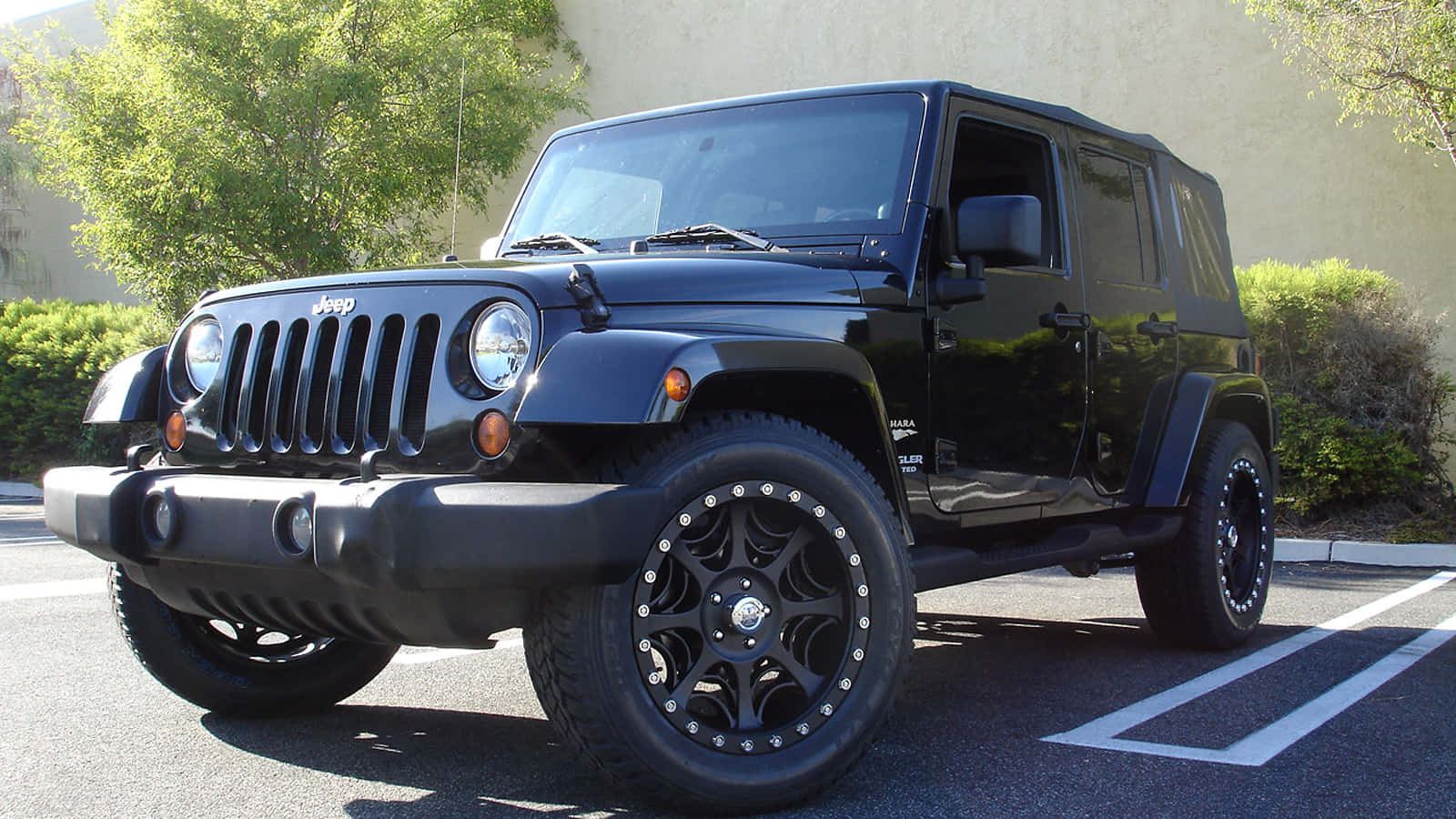 黑色Jeep停泊在停車場 壁紙