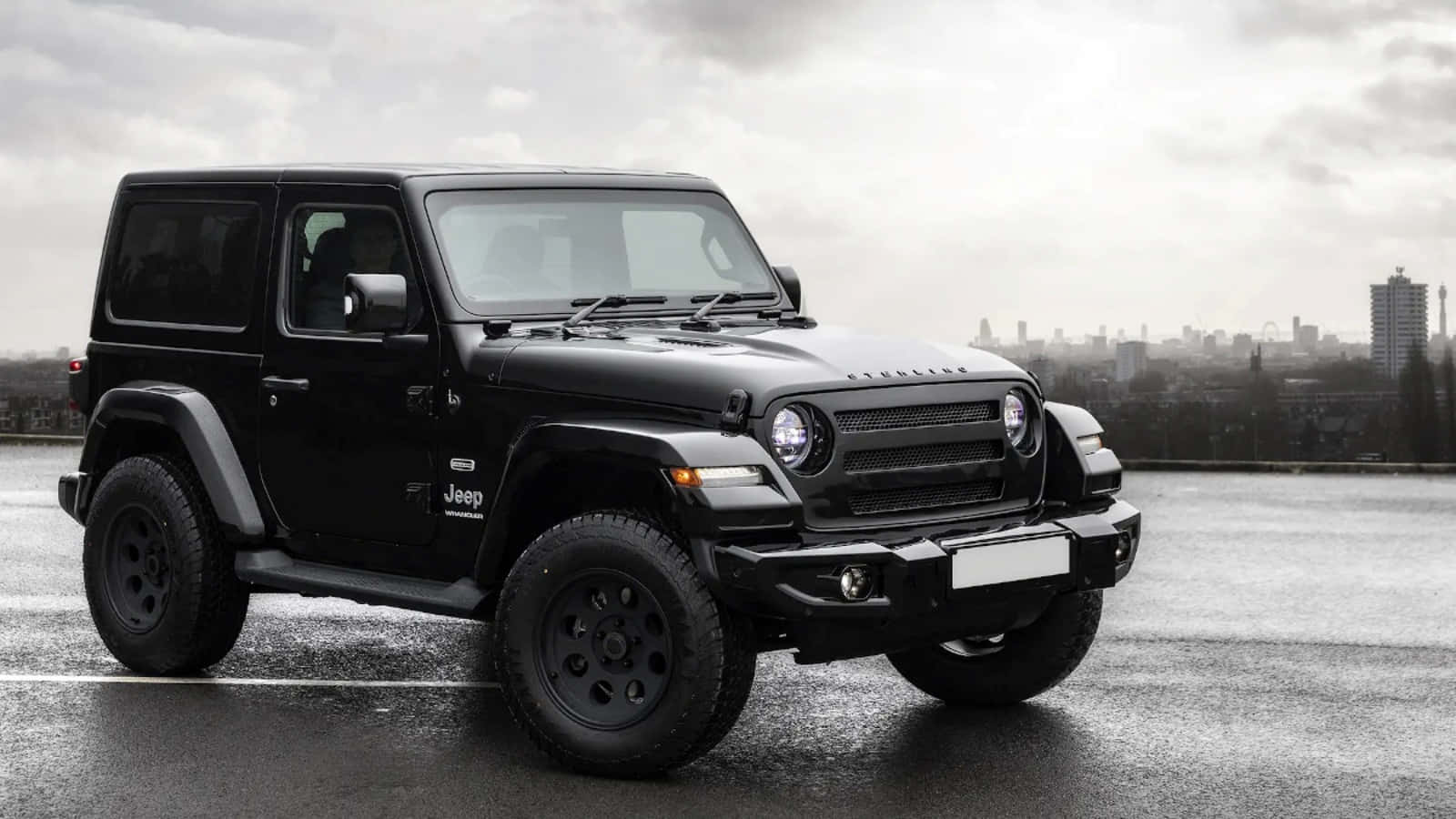 黑色Jeep停泊在城市街道上 壁紙