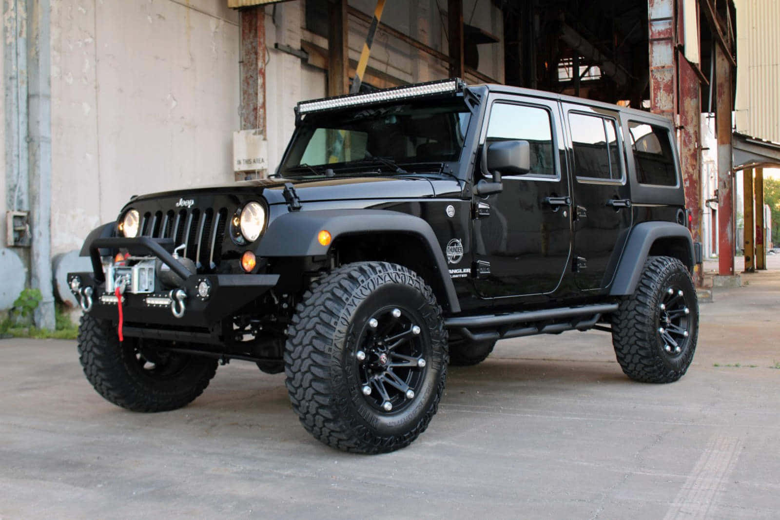 黑色Jeep停泊在建築物前 壁紙