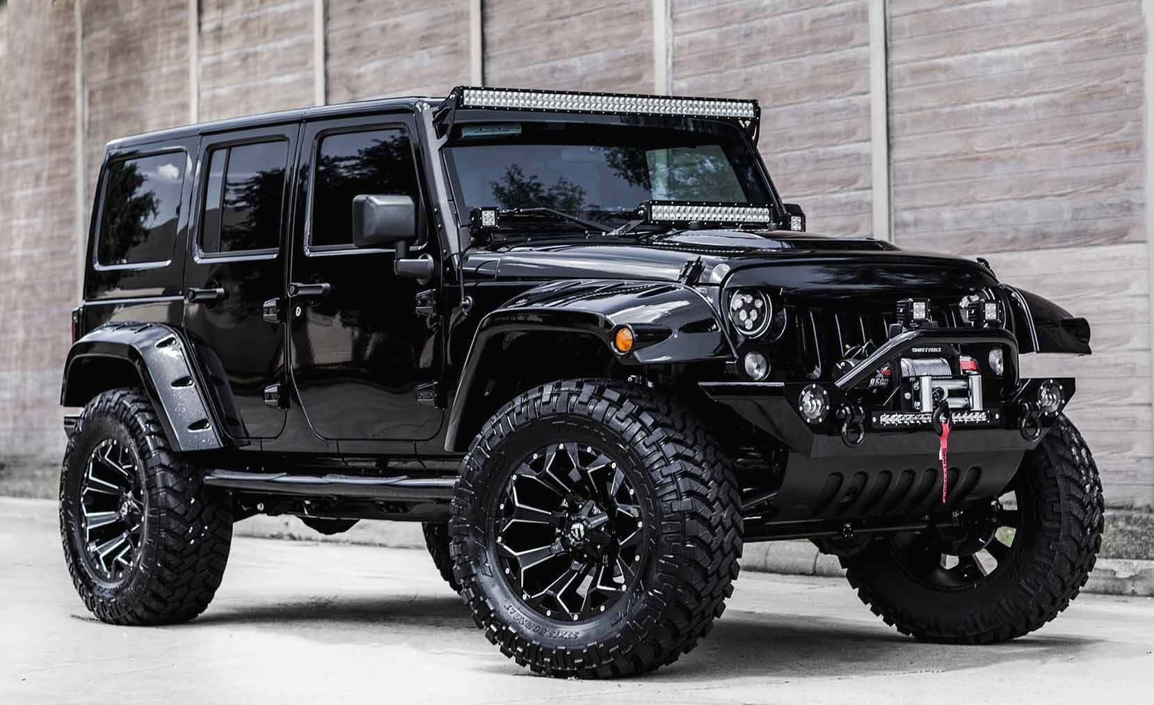 黑色Jeep停泊在建築物前 壁紙