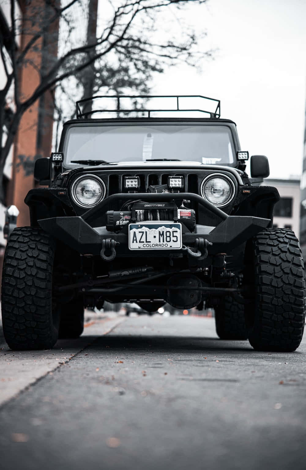 黑色Jeep停泊在街頭 壁紙
