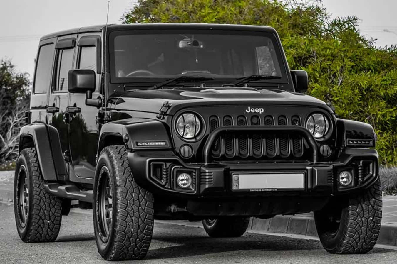 黑色Jeep停泊在路邊 壁紙