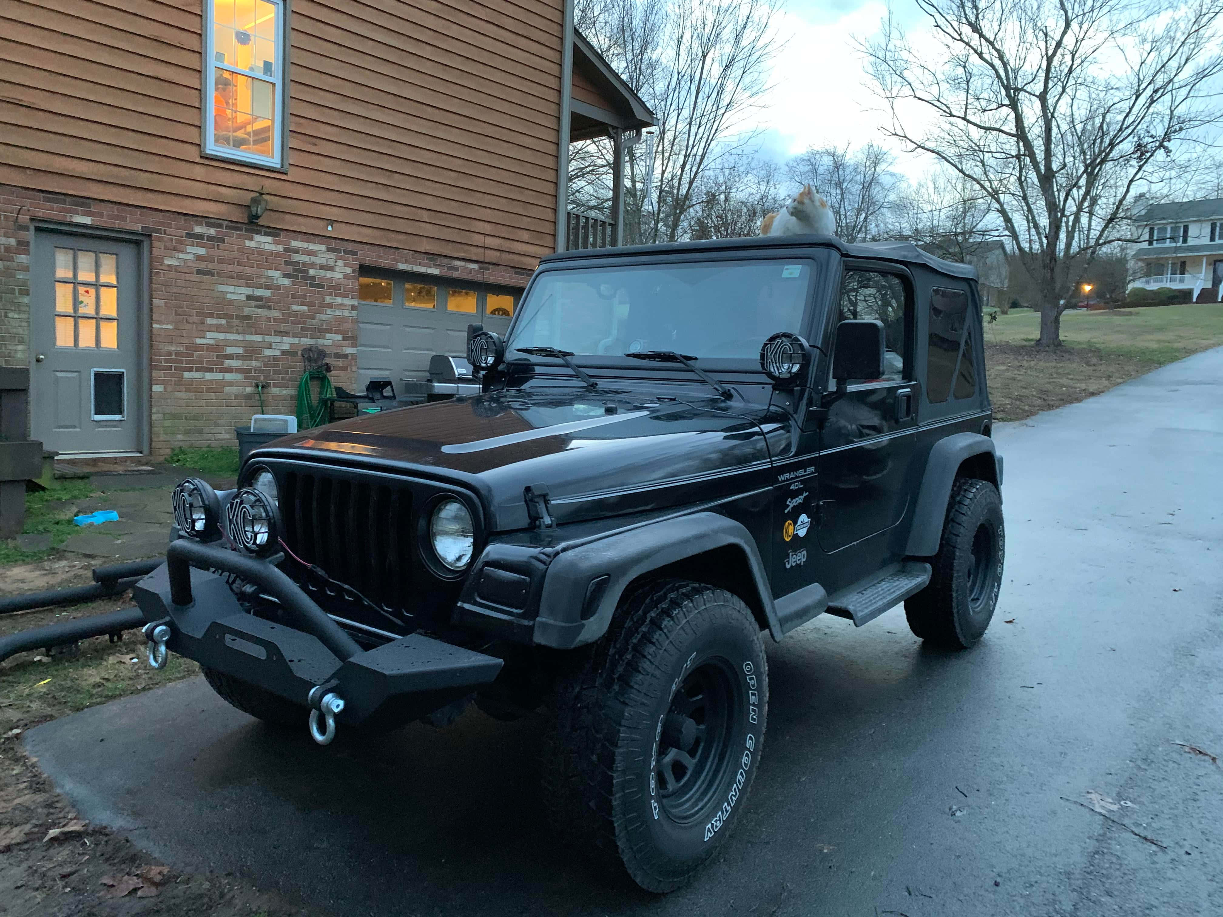 黑色Jeep車停在屋前 壁紙