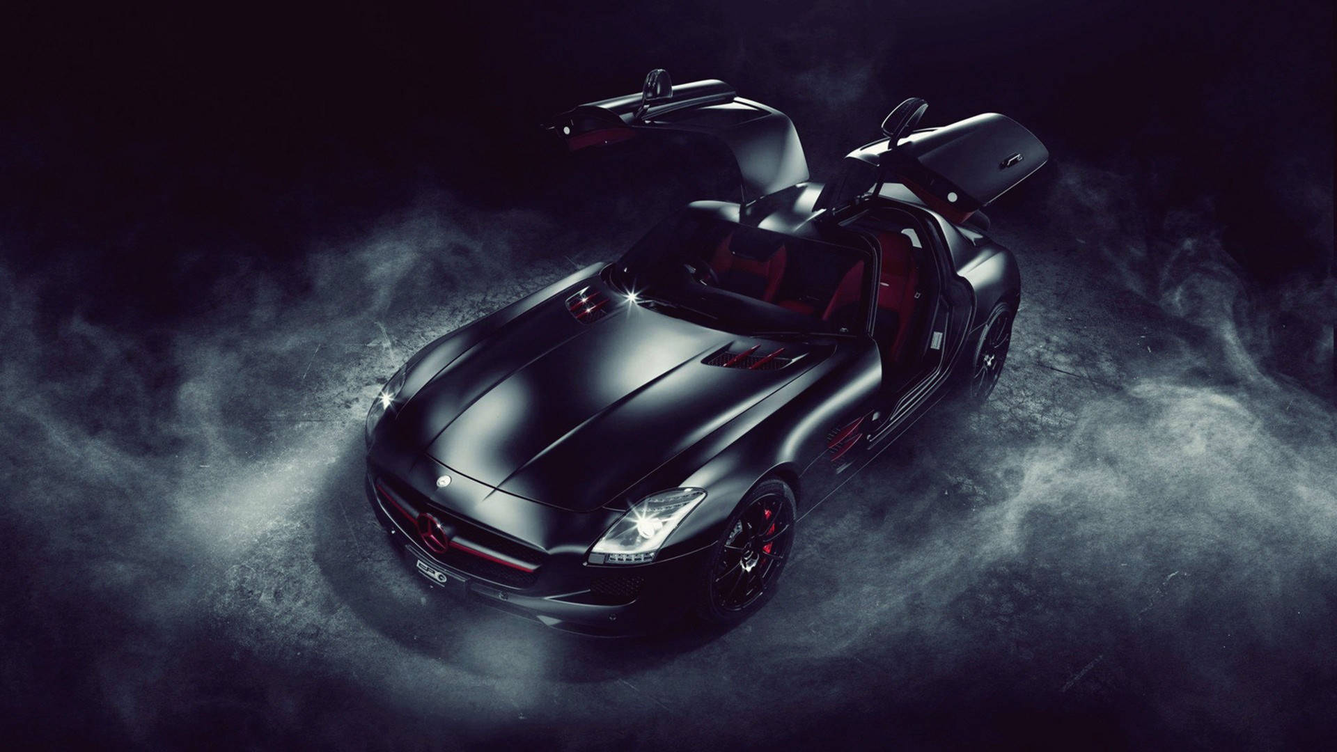 黑色平治 SLS AMG 在煙霧瀰漫的黑暗環境中打開鷗翼車門。