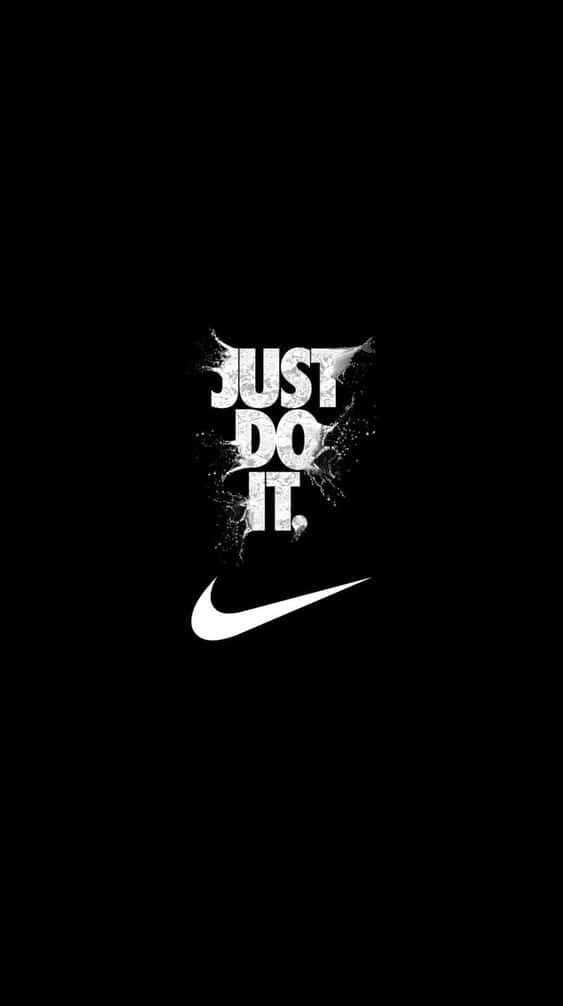 Nike 標語 'Just Do It' 搭配旋風標誌，黑色背景。