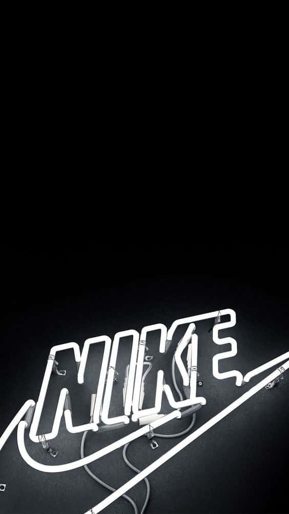 在黑色背景上發光的白色霓虹Nike標誌。