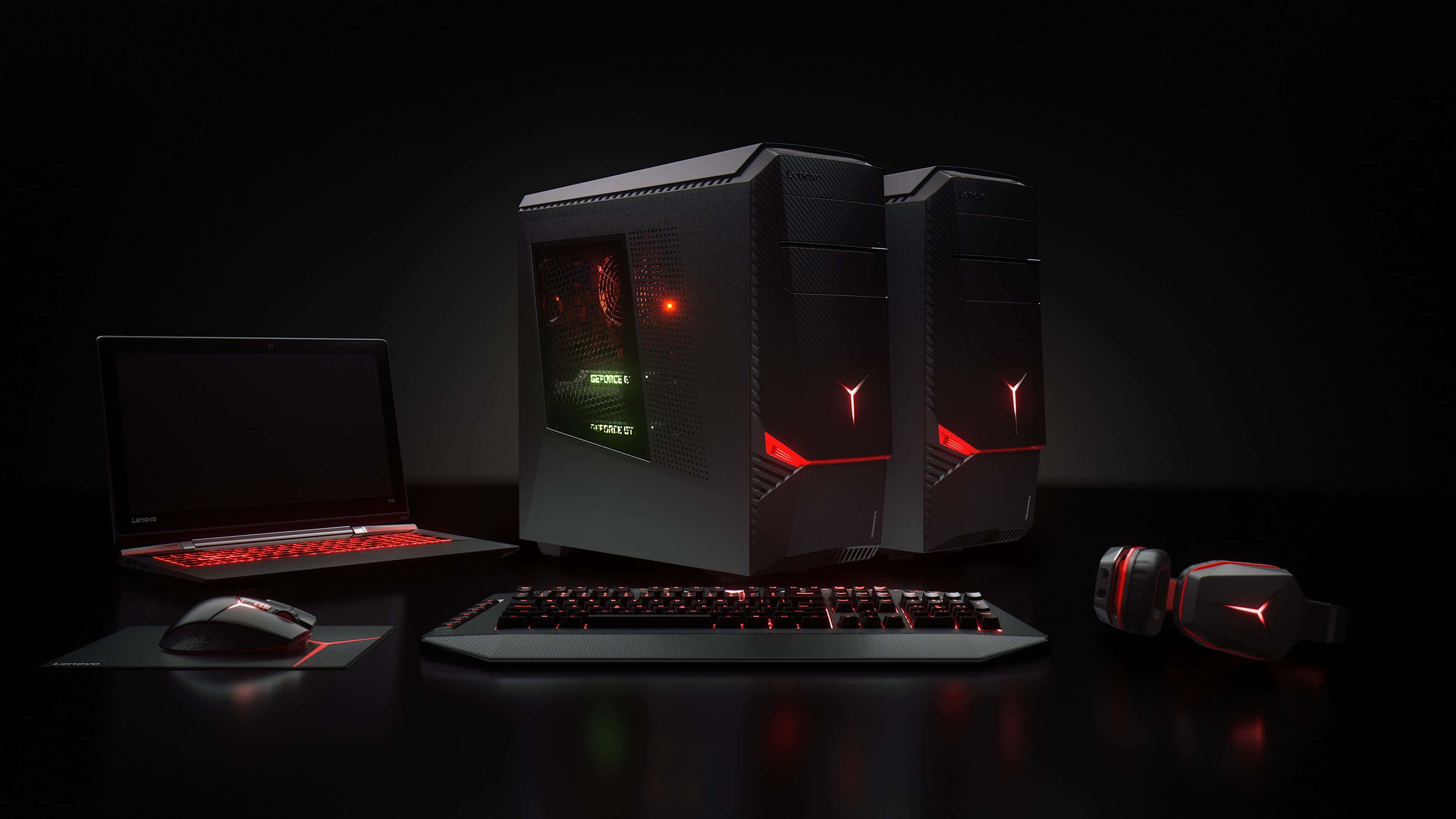 Cool Gaming 桌布 壁紙 — 黑色PC機箱發出紅光的遊戲設置，鍵盤、滑鼠和耳機放在深色反光表面上。