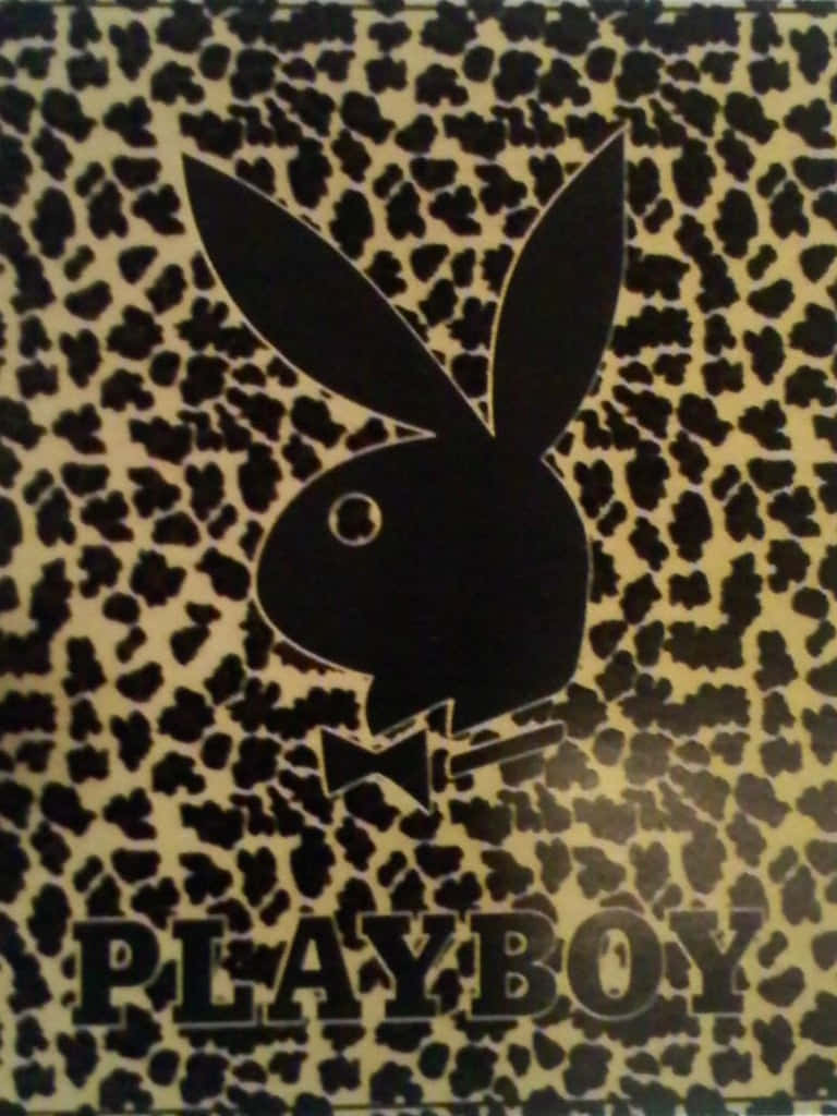 playboy 桌布 壁紙 — 黑色Playboy兔仔標誌配蝴蝶結，居中於棕褐色豹紋背景上，下方有粗體文字。