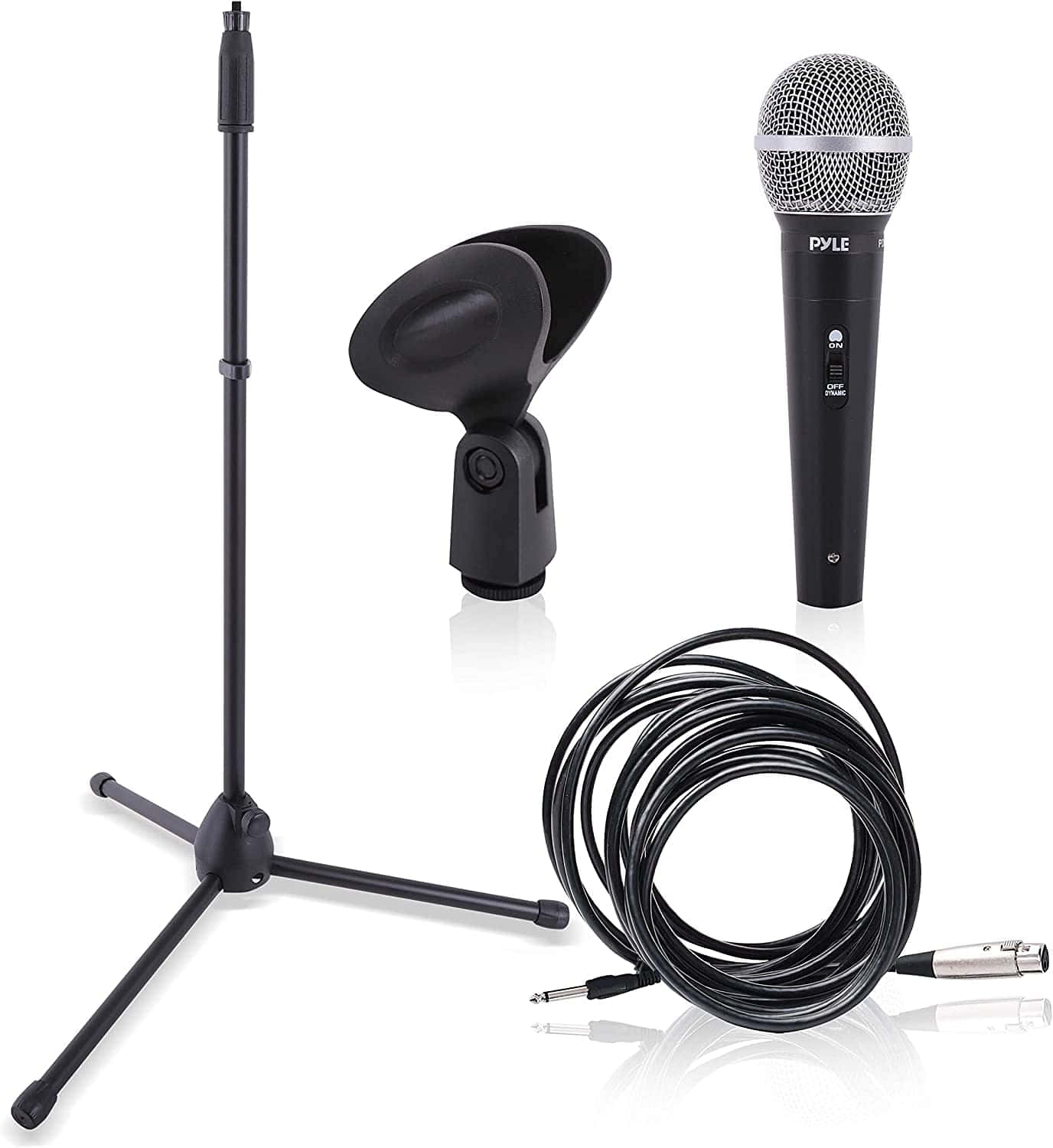 Microphone 桌布 壁紙 — 黑色PYLE手持咪高峰，配有支架夾和螺旋線，展示在反光的白色表面上。