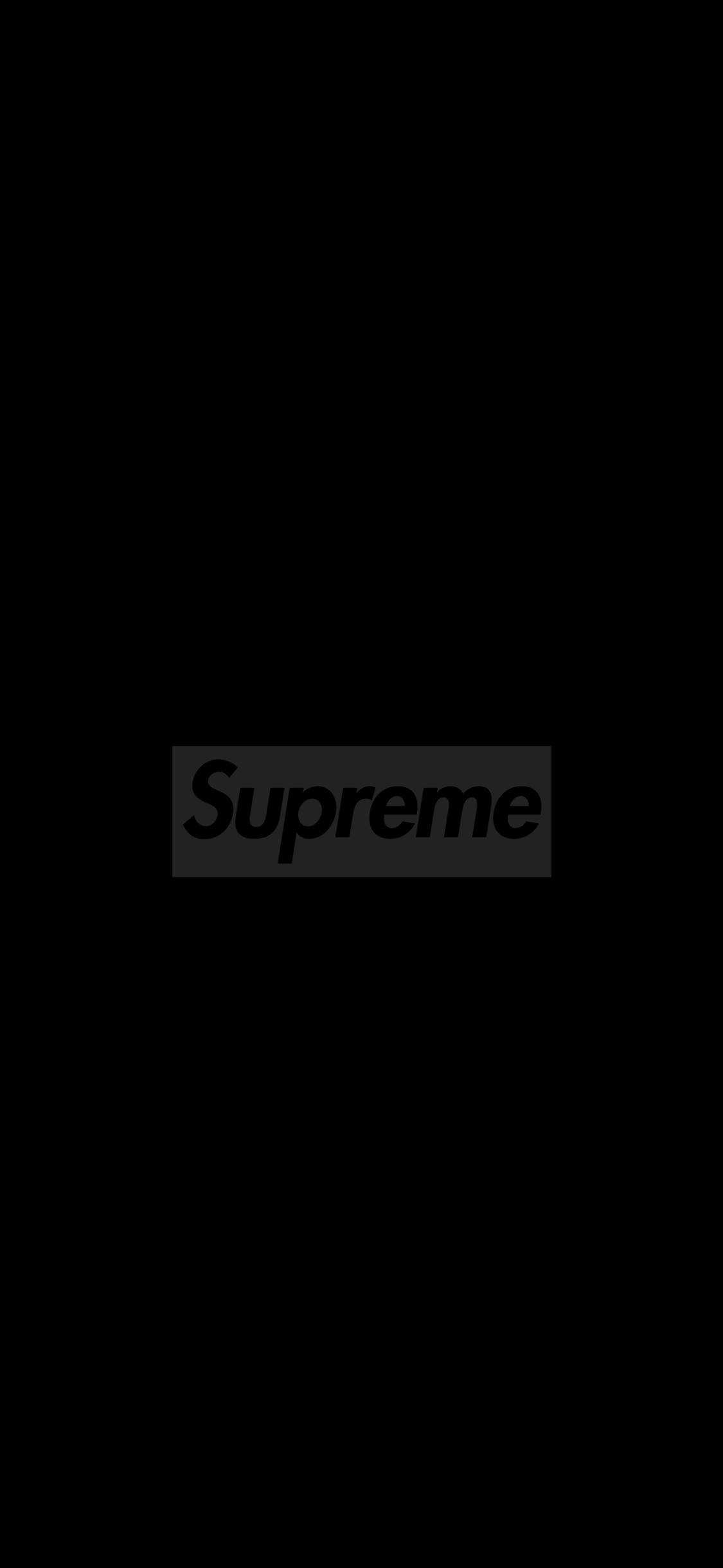 黑色Supreme灰色邊框 壁紙 — 極簡黑色背景，中央放置灰色Supreme標誌，採用粗體無襯線字體。