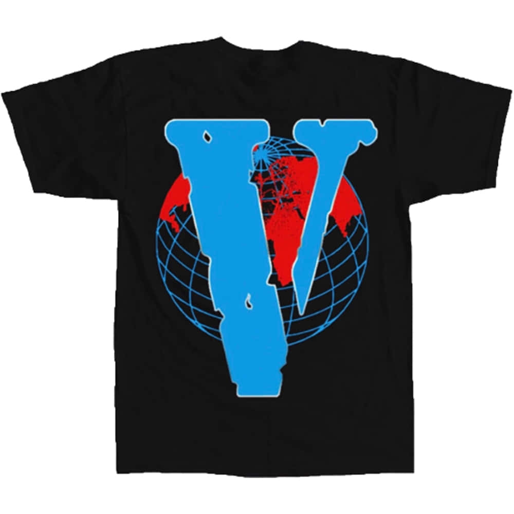 Vlone 桌布 壁紙 — 黑色T恤，上面有粗體藍色「V」標誌，置於紅藍地球設計之上。
