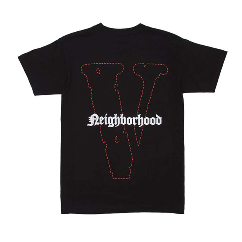 Vlone 桌布 壁紙 — 黑色T恤，背面有一個大的紅色縫線V標誌和白色'Neighborhood'文字。
