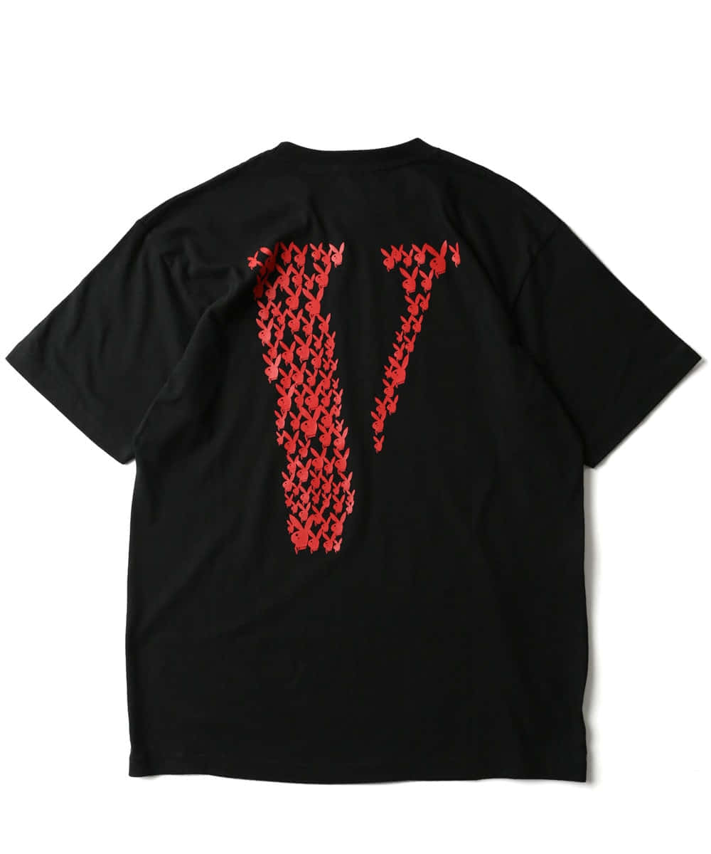 Vlone 桌布 壁紙 — 黑色T恤，背面有鮮明的紅色蝴蝶圖案形成一個大V形，背景為純白色。