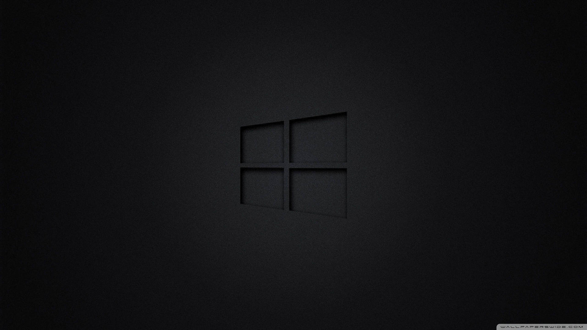 Windows標誌壓印在磨砂深色表面上，柔和燈光