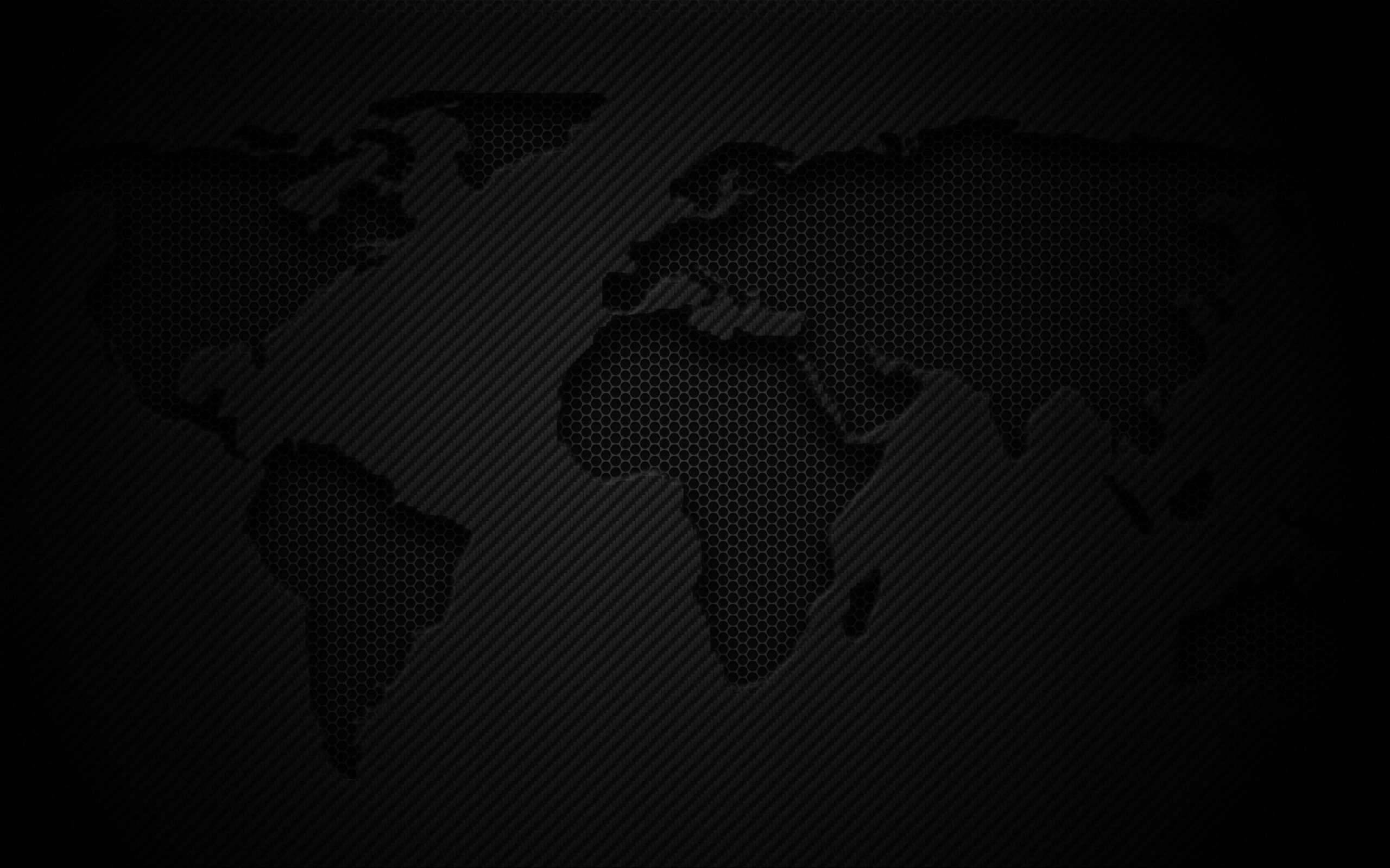 黑色世界地圖 macOS 壁紙 — 一個深色世界地圖剪影，帶有六邊形紋理，覆蓋在單色碳纖維圖案上。