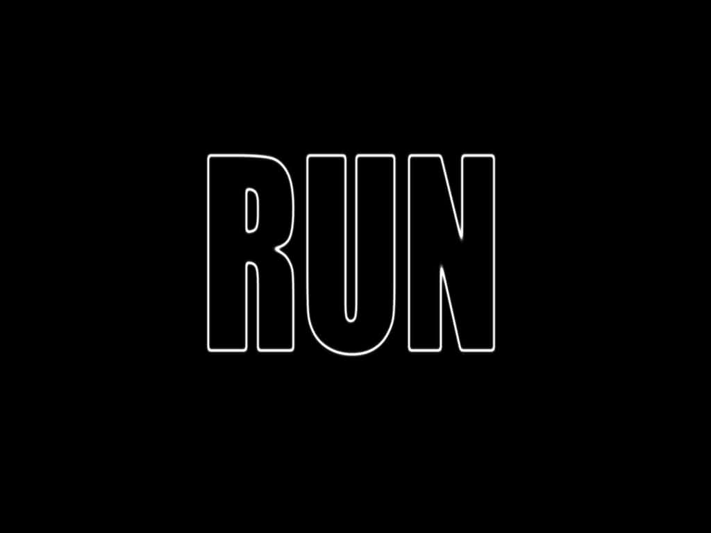 黑色主題奔跑 壁紙 — 粗體白色輪廓字母組成的單詞 RUN 居中於純黑色背景上。