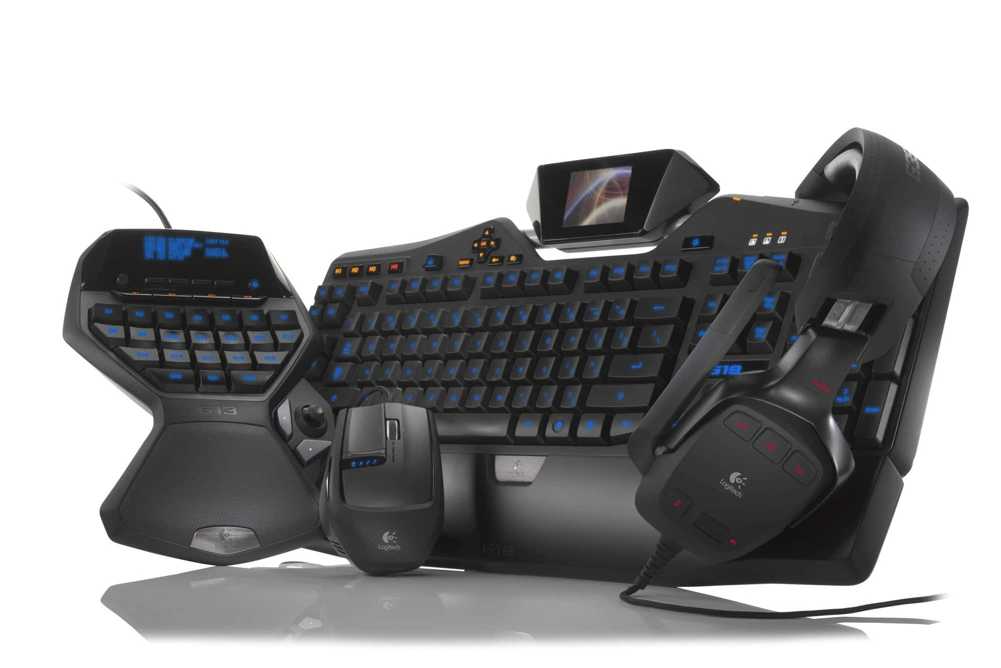 Gaming Mouse 桌布 壁紙 — 黑色人體工學遊戲鍵盤、滑鼠和耳機套裝，在反光白色表面上帶有藍色背光。